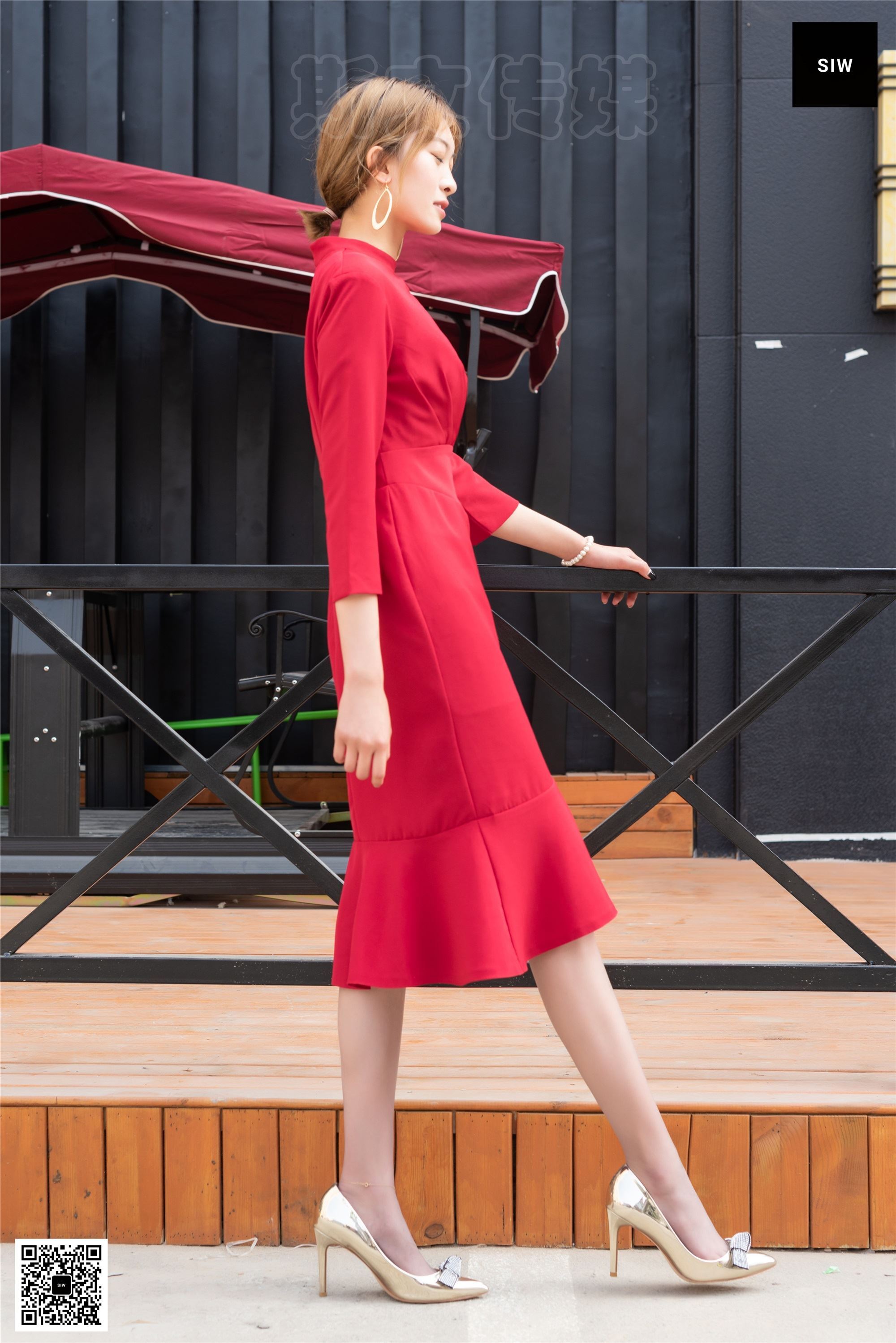 SIW斯文传媒 047 火红立领七分袖别致鱼尾裙 - 新芳